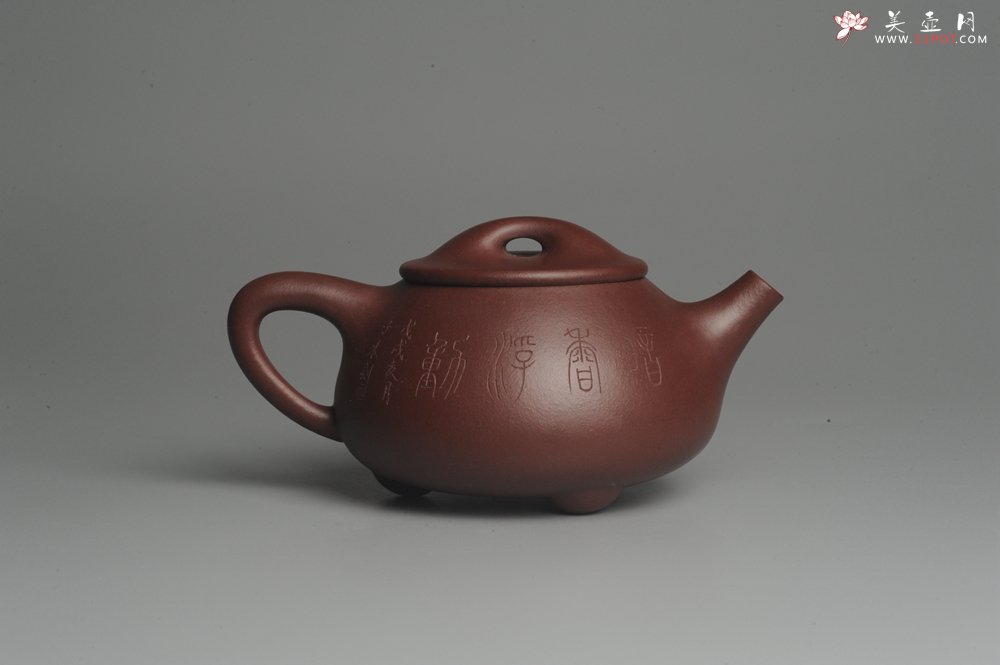 紫砂壶图片：美壶特惠 精致做工经典平盖小石瓢 精刻梅花 暗香浮动 灰常雅致 - 美壶网