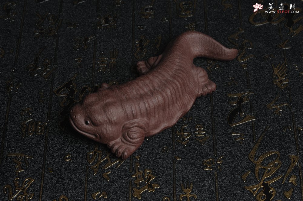 紫砂壶图片：美宠特惠 回馈壶友 精致性价比紫泥娃娃鱼茶宠 憨厚可爱长13.5cm高2.8cm左右 - 美壶网