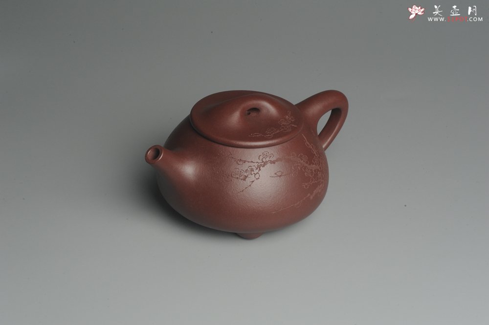 紫砂壶图片：美壶特惠 精致做工经典平盖小石瓢 精刻梅花 暗香浮动 灰常雅致 - 美壶网
