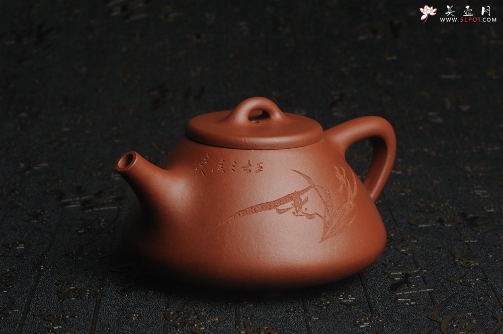 紫砂壶图片：油润底曹青 全手工精品子冶石瓢 骨肉匀挺 文气装饰兰草图 长剑不借时人看 - 美壶网