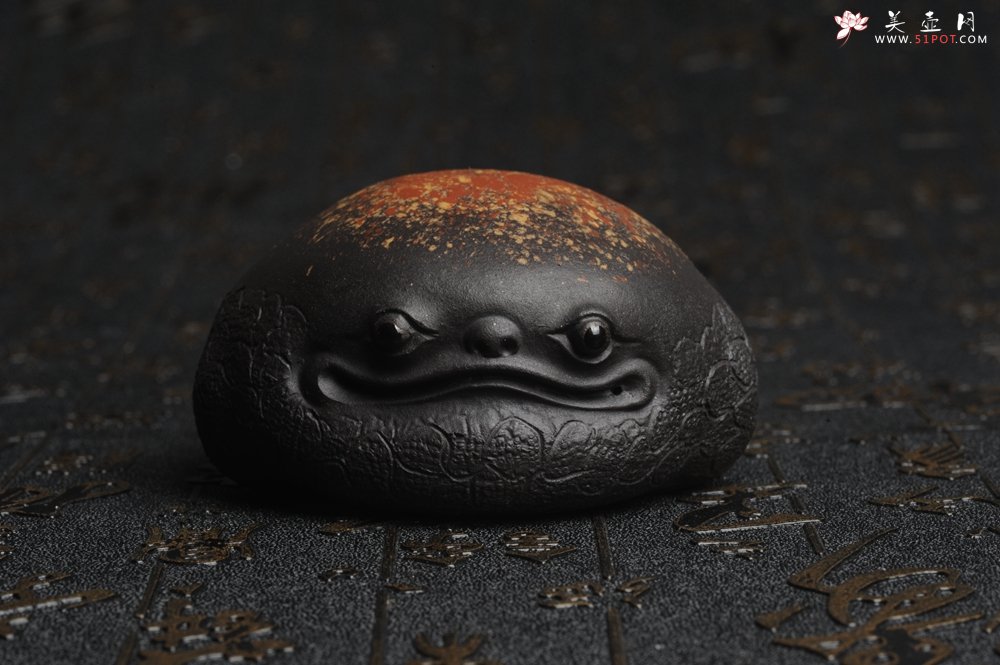 紫砂壶图片：美宠特惠 回馈壶友 精致性价比黑泥彩背金蟾盖托茶宠长8cm高度4cm左右 - 美壶网