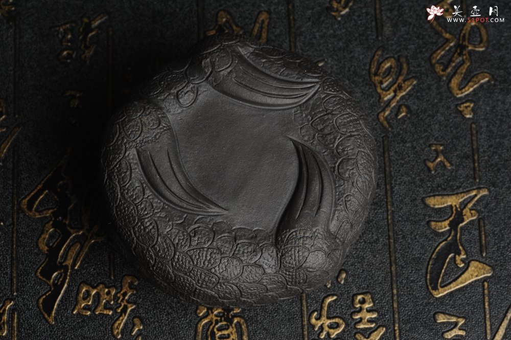 紫砂壶图片：美宠特惠 回馈壶友 精致性价比黑泥彩背金蟾盖托茶宠长8cm高度4cm左右 - 美壶网