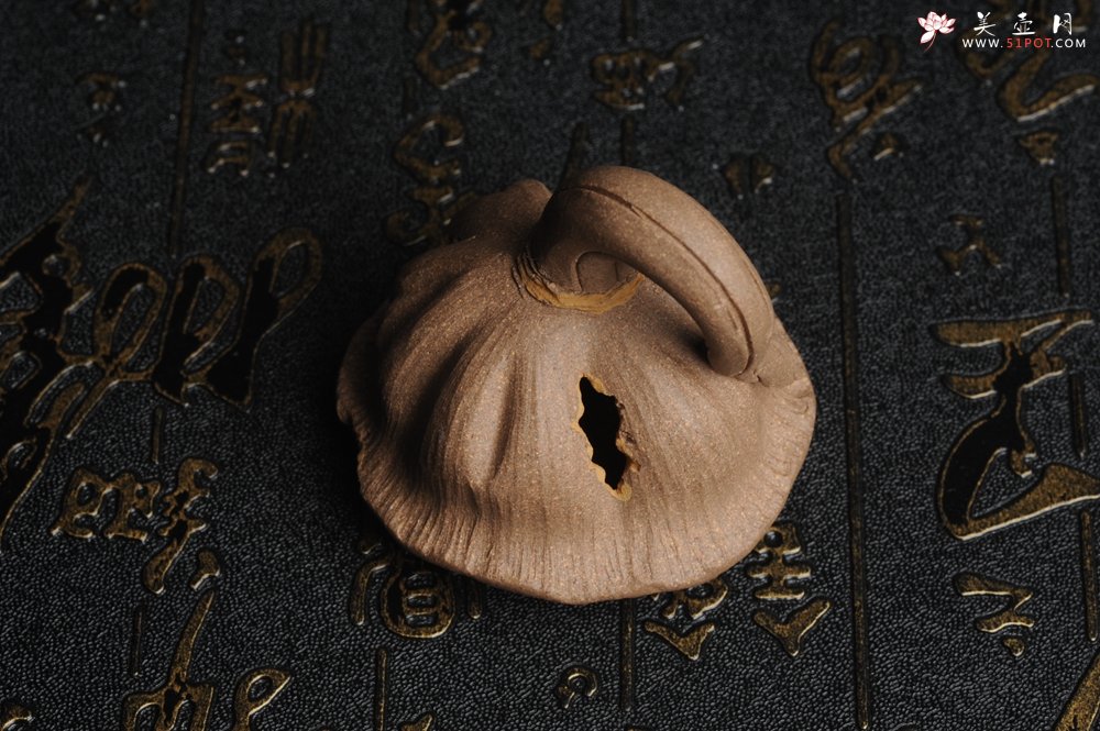 紫砂壶图片：美宠特惠 回馈壶友 精致性价比老段泥莲蓬茶宠直径5.5cm长度5.5cm左右 - 美壶网