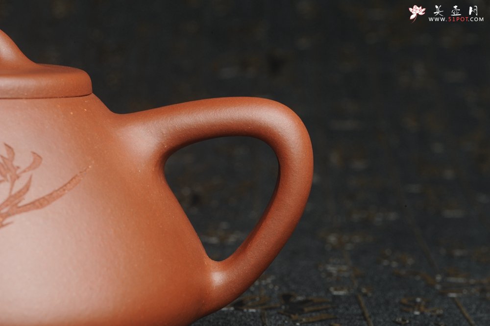 紫砂壶图片：油润底曹青 全手工精品子冶石瓢 骨肉匀挺 文气装饰兰草图 长剑不借时人看 - 美壶网