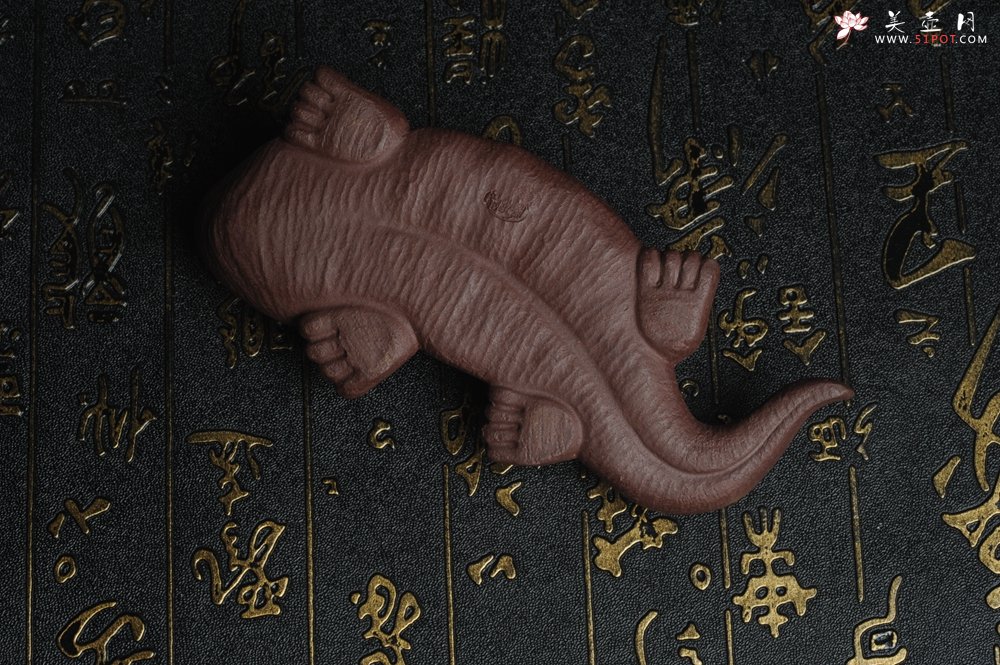 紫砂壶图片：美宠特惠 回馈壶友 精致性价比紫泥娃娃鱼茶宠 憨厚可爱长13.5cm高2.8cm左右 - 美壶网