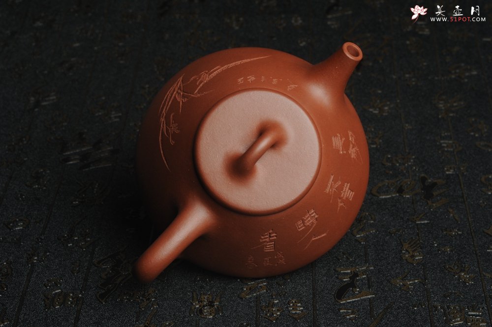 紫砂壶图片：油润底曹青 全手工精品子冶石瓢 骨肉匀挺 文气装饰兰草图 长剑不借时人看 - 美壶网