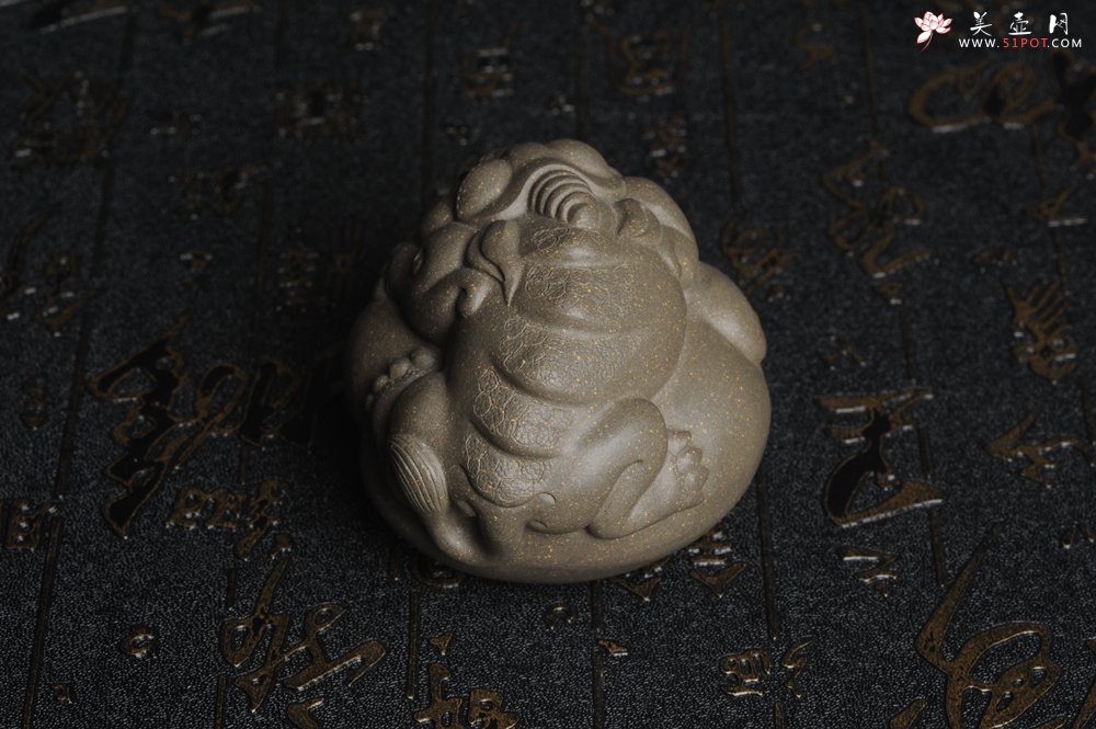 紫砂壶图片：美宠特惠 回馈壶友 精致聚财金蟾二式茶宠 茶盘尤物 长7.5cm高5.5cm左右 - 美壶网