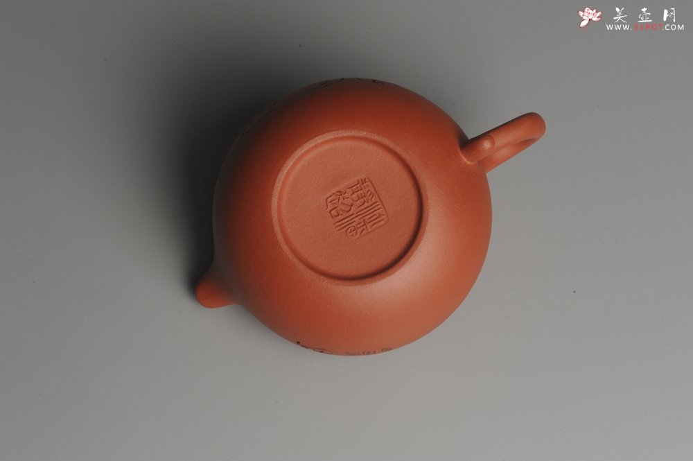 紫砂壶图片：美壶特惠 精致小仿古 寻幽 人物刻绘栩栩如生 茶人醉爱 养后温润如玉 - 美壶网