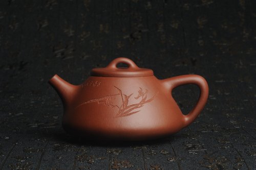 周小培紫砂壶 油润底曹青 全手工精品子冶石瓢 骨肉匀挺 文气装饰兰草图 长剑不借时人看 原矿底槽清