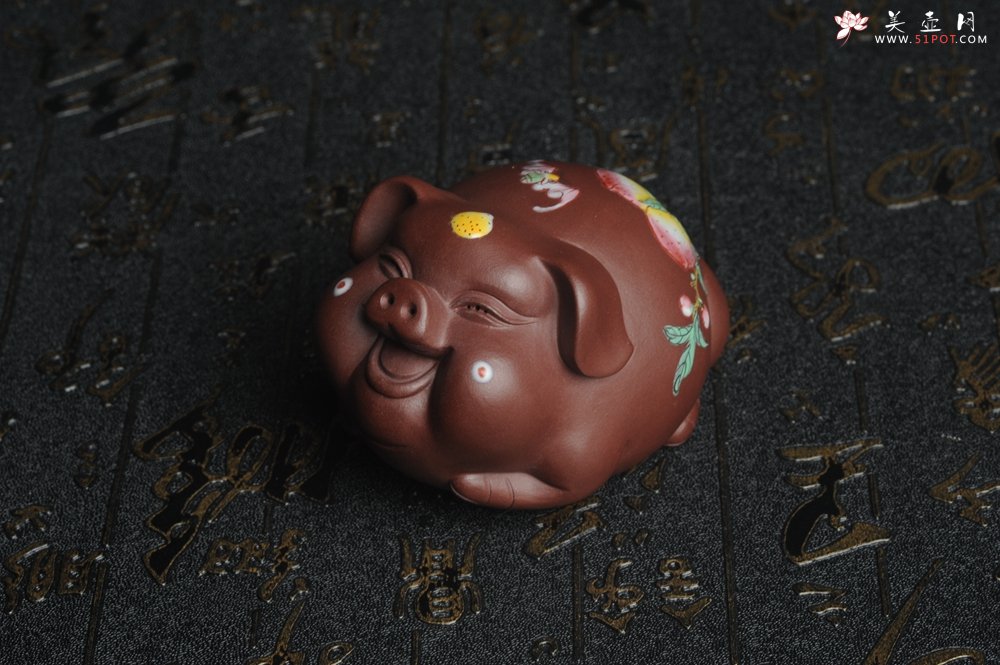 紫砂壶图片：美宠特惠 老紫泥精工点彩仙桃 圣桃 福气猪茶宠长7cm宽6cm高5cm - 美壶网