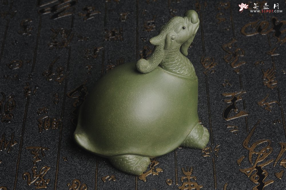 紫砂壶图片：美宠特惠 油润绿泥龟寿星 仁者寿茶宠 精工长9cm宽7.5cm高9cm - 美壶网