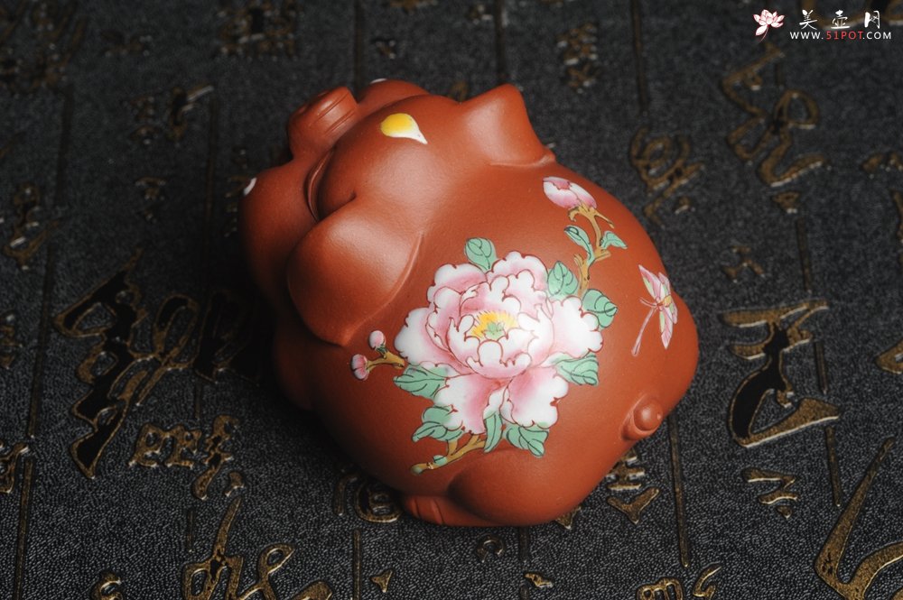 紫砂壶图片：美宠特惠 精工点彩蝶恋花 福气猪茶宠 - 美壶网