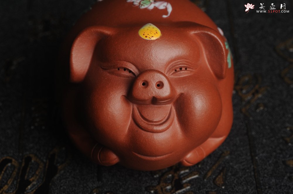 紫砂壶图片：美宠特惠 精工点彩仙桃 圣桃 福气猪茶宠长7cm宽6cm高5cm - 美壶网
