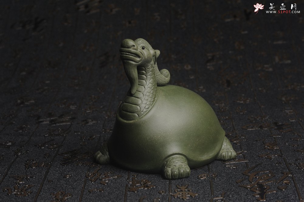 紫砂壶图片：美宠特惠 油润绿泥龟寿星 仁者寿茶宠 精工长9cm宽7.5cm高9cm - 美壶网