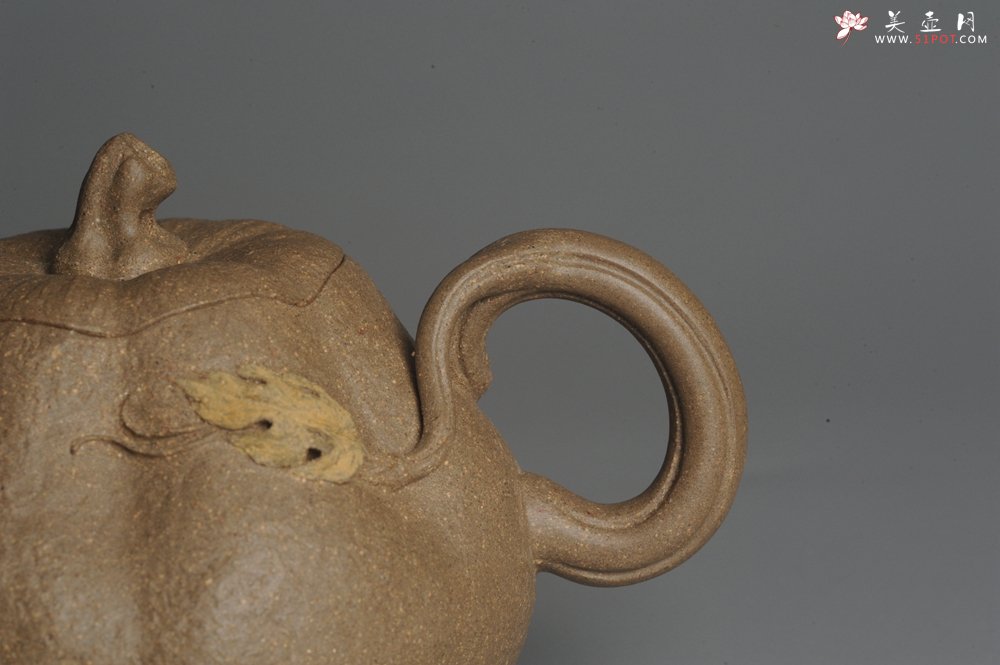 紫砂壶图片：美壶特惠 精致卡盖全手工老青段仿生小叶歪瓜 难度大 - 美壶网