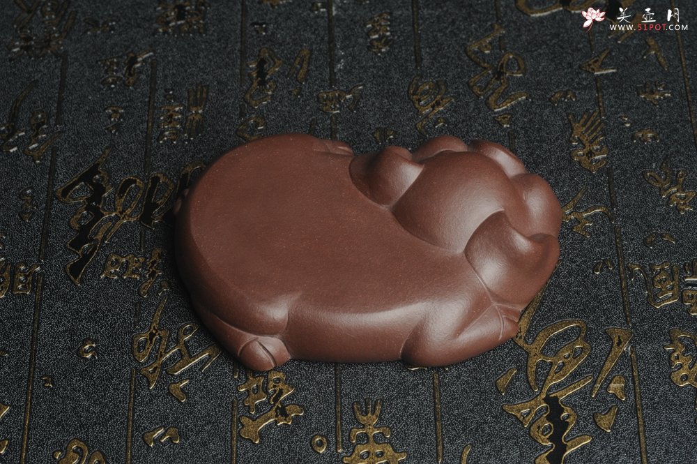 紫砂壶图片：美宠特惠 精工老紫泥小壶托 杯托 盖托 镇纸 茶宠 长11cm宽8cm高2到3cm - 美壶网