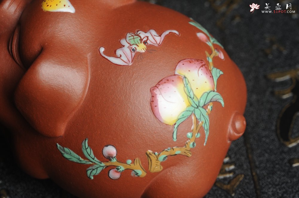 紫砂壶图片：美宠特惠 精工点彩仙桃 圣桃 福气猪茶宠长7cm宽6cm高5cm - 美壶网