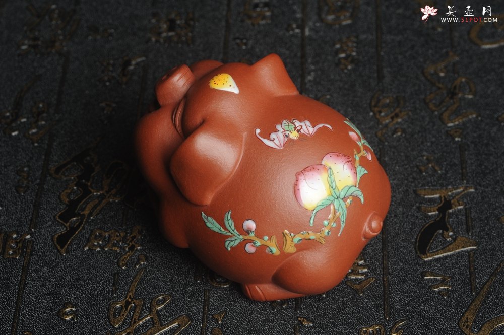 紫砂壶图片：美宠特惠 精工点彩仙桃 圣桃 福气猪茶宠长7cm宽6cm高5cm - 美壶网