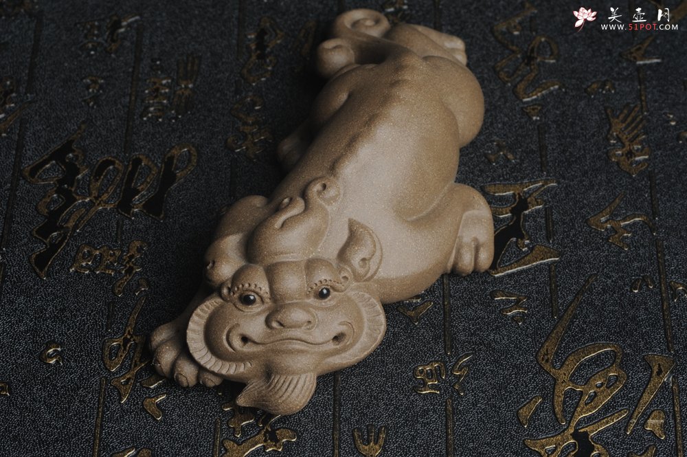 紫砂壶图片：美宠特惠 精工老段泥神兽 瑞兽茶宠 长13cm宽6cm高4cm - 美壶网