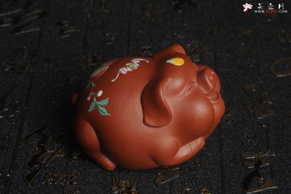 紫砂壶图片：美宠特惠 精工点彩仙桃 圣桃 福气猪茶宠长7cm宽6cm高5cm - 美壶网