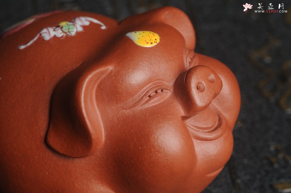 紫砂壶图片：美宠特惠 精工点彩仙桃 圣桃 福气猪茶宠长7cm宽6cm高5cm - 美壶网