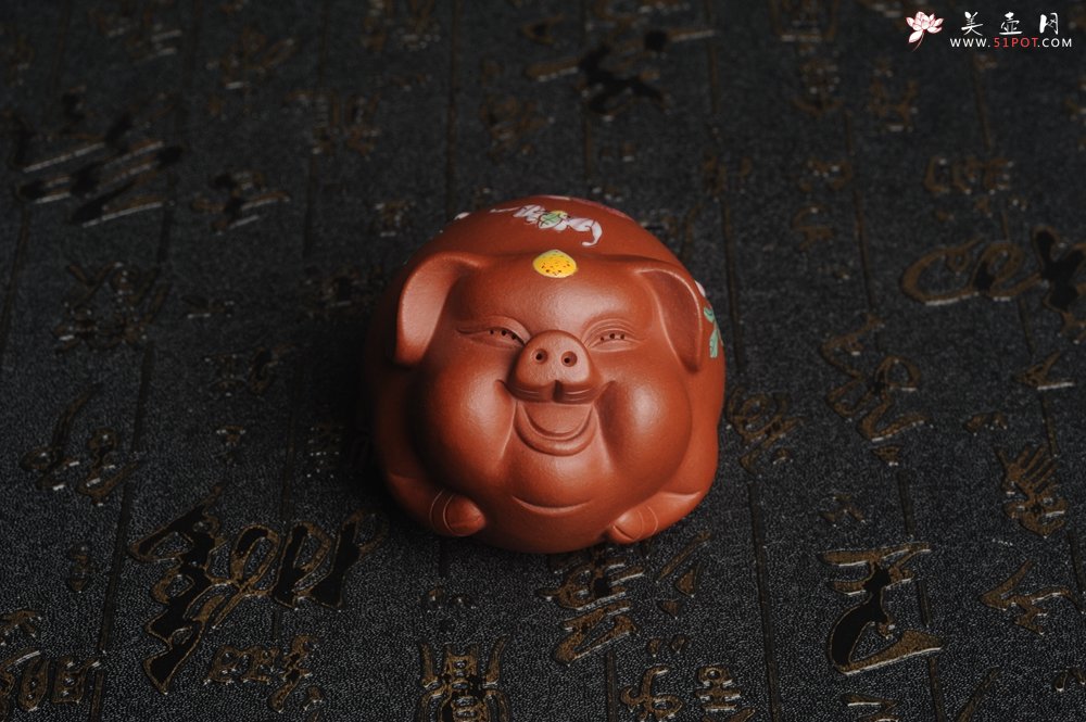 紫砂壶图片：美宠特惠 精工点彩仙桃 圣桃 福气猪茶宠长7cm宽6cm高5cm - 美壶网