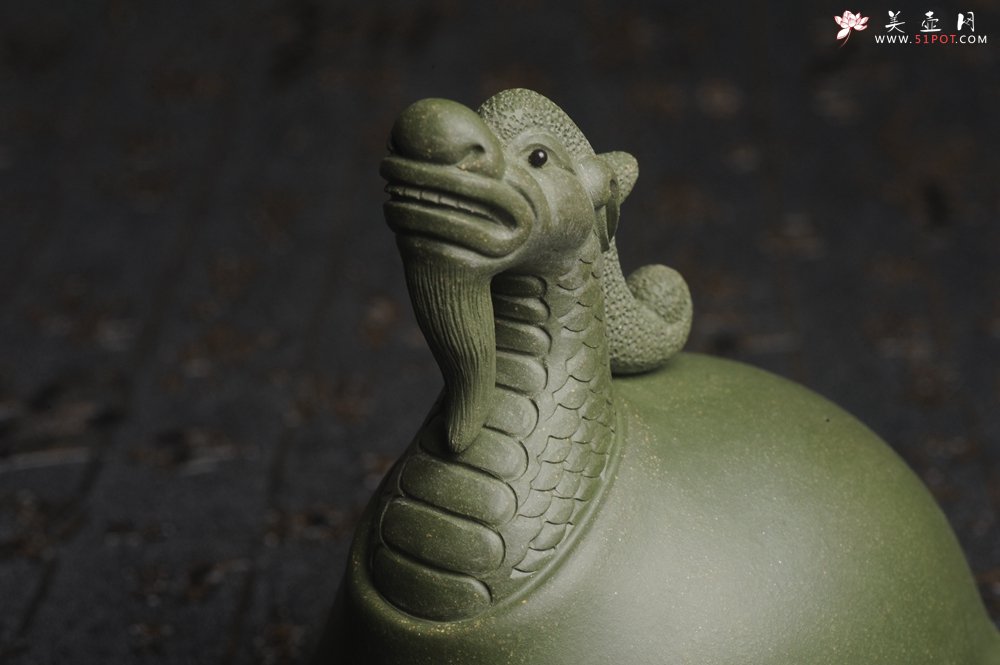 紫砂壶图片：美宠特惠 油润绿泥龟寿星 仁者寿茶宠 精工长9cm宽7.5cm高9cm - 美壶网