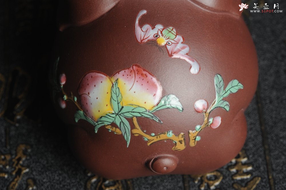 紫砂壶图片：美宠特惠 老紫泥精工点彩仙桃 圣桃 福气猪茶宠长7cm宽6cm高5cm - 美壶网