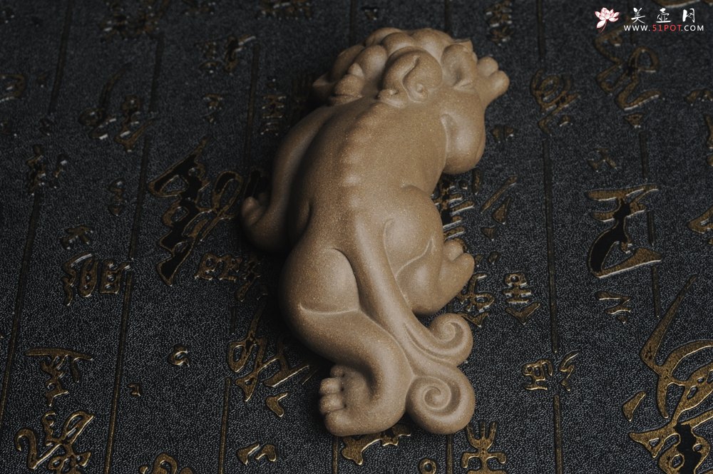 紫砂壶图片：美宠特惠 精工老段泥神兽 瑞兽茶宠 长13cm宽6cm高4cm - 美壶网