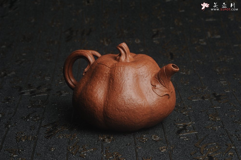紫砂壶图片：美壶特惠 精致卡盖全手工油润降坡泥仿生小叶歪瓜 难度大 - 美壶网