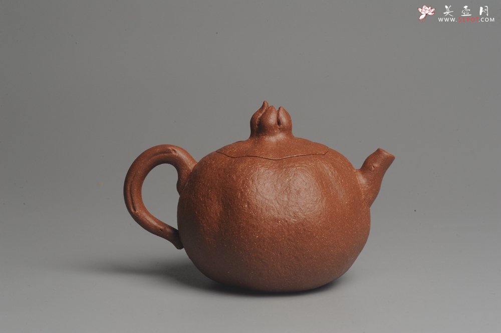 紫砂壶图片：美壶特惠 油润降坡泥精致卡盖全手工仿生石榴壶 - 美壶网