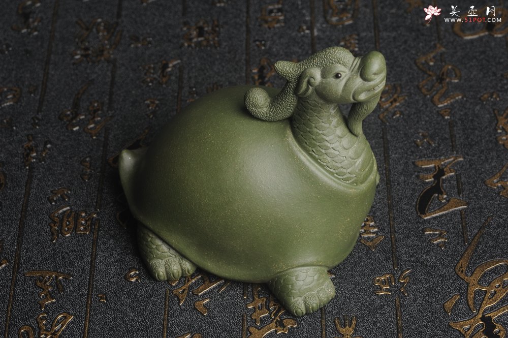 紫砂壶图片：美宠特惠 油润绿泥龟寿星 仁者寿茶宠 精工长9cm宽7.5cm高9cm - 美壶网