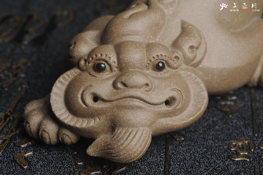 紫砂壶图片：美宠特惠 精工老段泥神兽 瑞兽茶宠 长13cm宽6cm高4cm - 美壶网