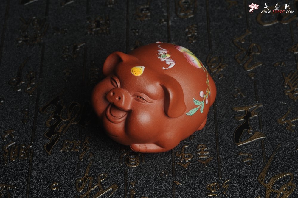 紫砂壶图片：美宠特惠 精工点彩仙桃 圣桃 福气猪茶宠长7cm宽6cm高5cm - 美壶网