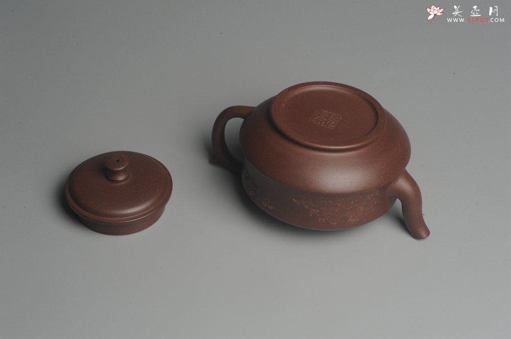 紫砂壶图片：美壶特惠 油润调砂紫泥精致扁石壶 雅刻山水 - 美壶网