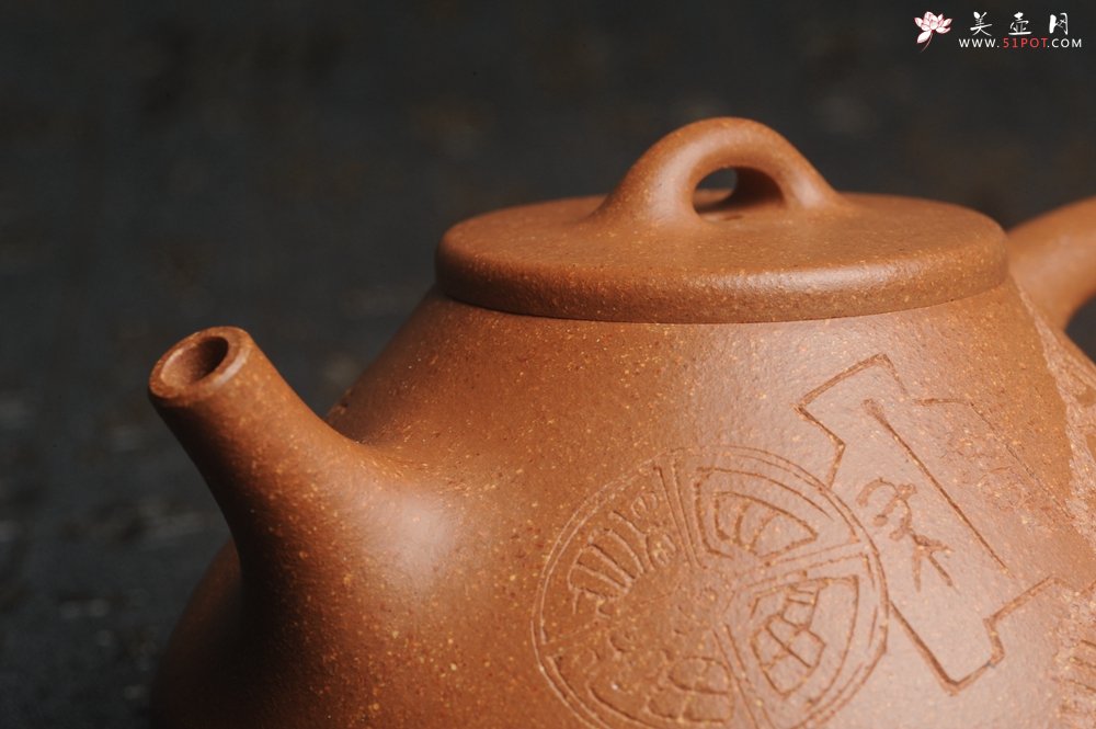 紫砂壶图片：油润五彩段泥 全手工薄胎子冶石瓢 饮之延年 助工俞霞精心摹古刻绘钱币纹 - 美壶网