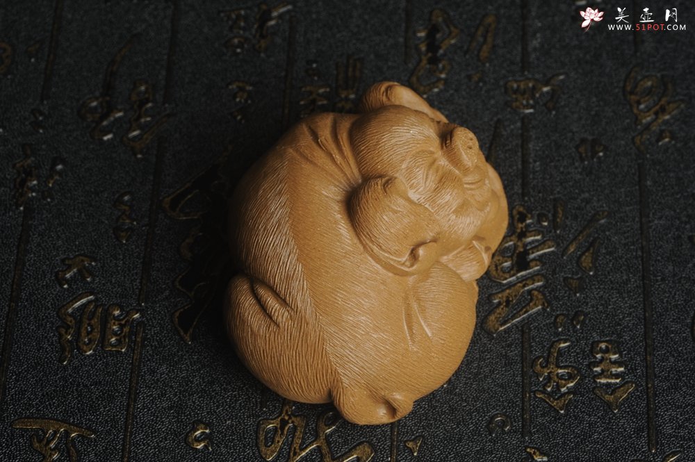 紫砂壶图片：美宠特惠 优质段泥精致手工茶宠 一团和气招财猪 长7cm宽5cm高3.5cm - 美壶网