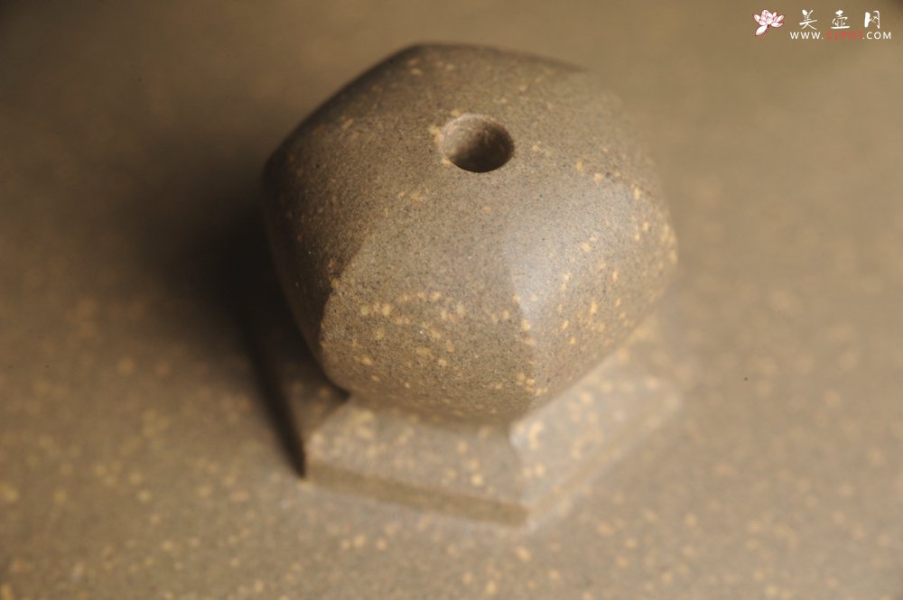 紫砂壶图片：优质青段 饱满大气全手工六方宫灯 - 美壶网