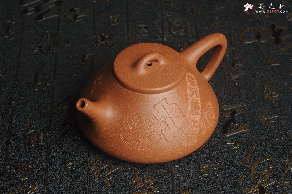 紫砂壶图片：油润五彩段泥 全手工薄胎子冶石瓢 饮之延年 助工俞霞精心摹古刻绘钱币纹 - 美壶网