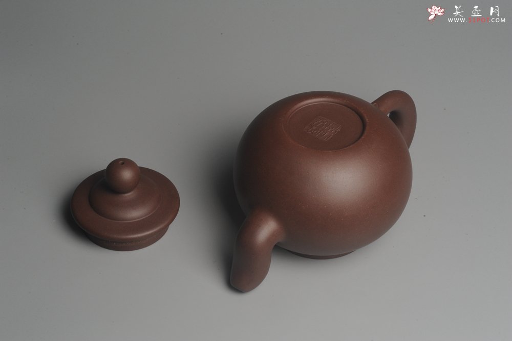 紫砂壶图片：美壶特惠 一厂老紫泥精致做工大品厚重道洪风格疾风壶 出水如柱 - 美壶网