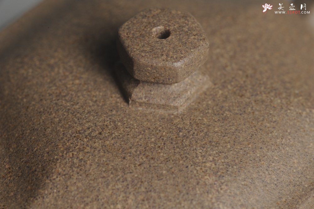 紫砂壶图片：美壶中秋国庆特惠 精工老段泥锦方壶 泥料特好 茶人醉爱 - 美壶网