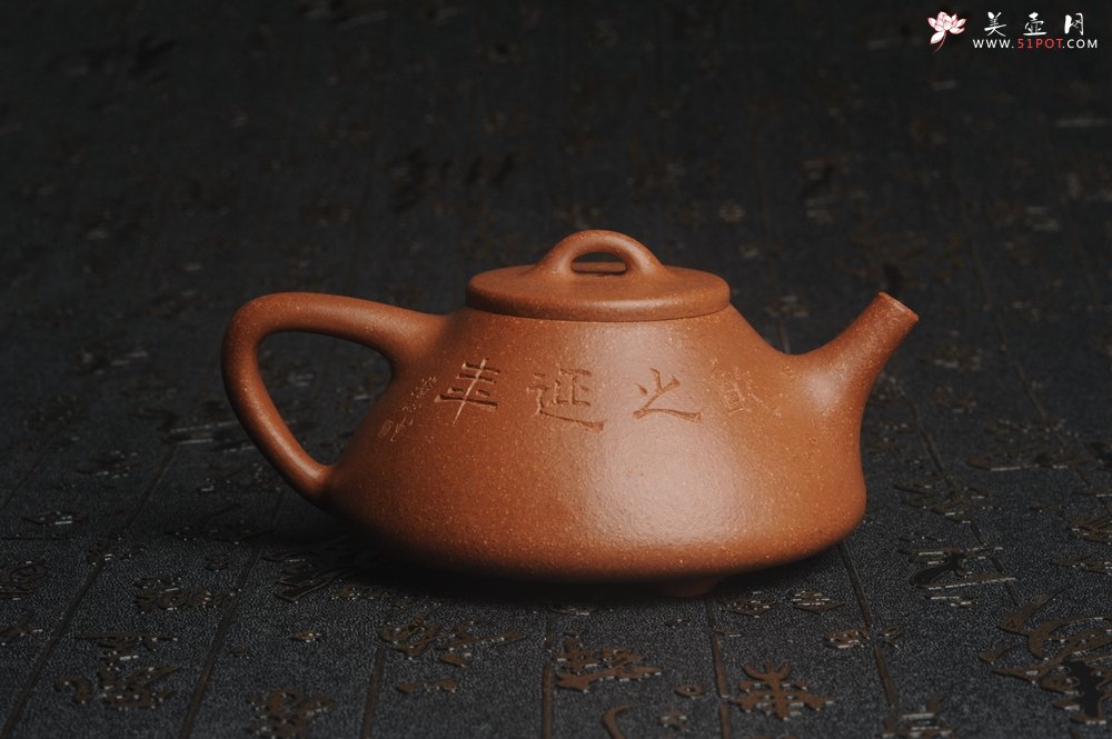 紫砂壶图片：油润五彩段泥 全手工薄胎子冶石瓢 饮之延年 助工俞霞精心摹古刻绘钱币纹 - 美壶网