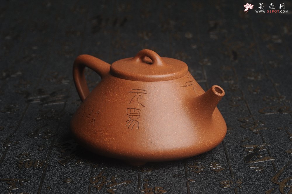 紫砂壶图片：油润五彩段泥 全手工薄胎精品子冶石瓢 难度大 骨肉匀挺 文气装饰高士乘凉图 无为 - 美壶网