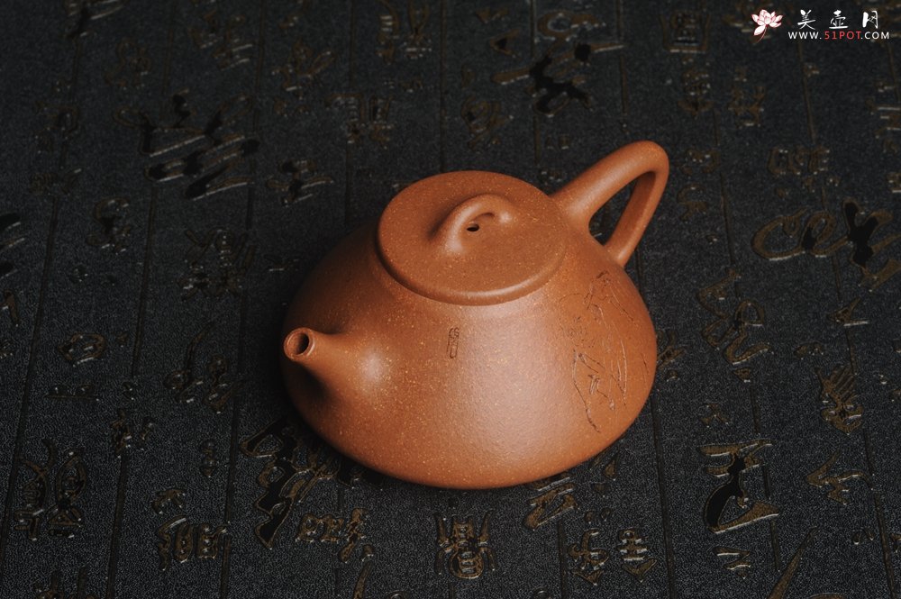 紫砂壶图片：油润五彩段泥 全手工薄胎精品子冶石瓢 难度大 骨肉匀挺 文气装饰高士采耳图 道法自然 - 美壶网