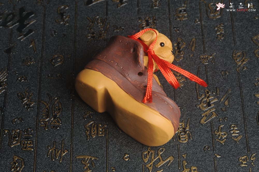 紫砂壶图片：美宠特惠 精致做工步步高升福气狗茶宠摆件 长8.8cm宽4.5到5cm高8.8cm - 美壶网