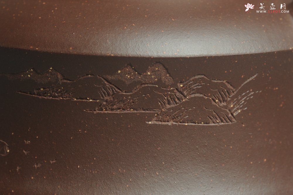 紫砂壶图片：美壶特惠 油润调砂紫泥精致扁石壶 雅刻山水 - 美壶网