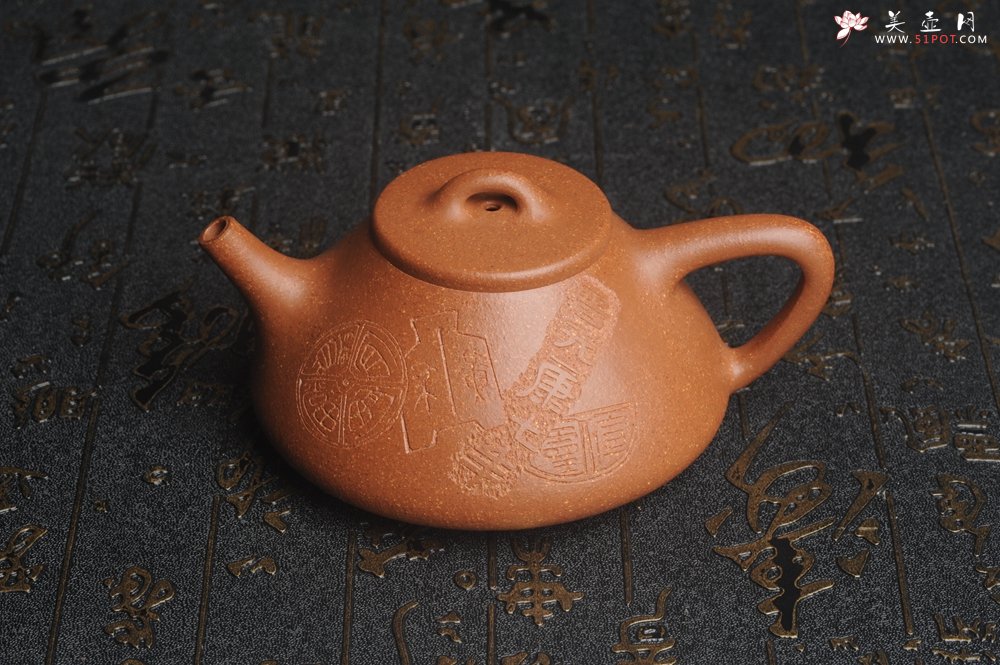 紫砂壶图片：油润五彩段泥 全手工薄胎子冶石瓢 饮之延年 助工俞霞精心摹古刻绘钱币纹 - 美壶网