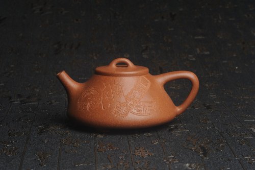 周小培紫砂壶 油润五彩段泥 全手工薄胎子冶石瓢 饮之延年 助工俞霞精心摹古刻绘钱币纹 