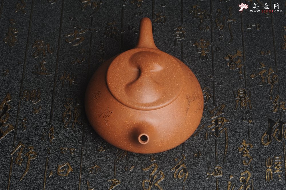 紫砂壶图片：潜力股周小培全手工演绎精品五彩段泥景舟石瓢 清茗堂助工文气装饰君子不老松 延年益寿 - 美壶网