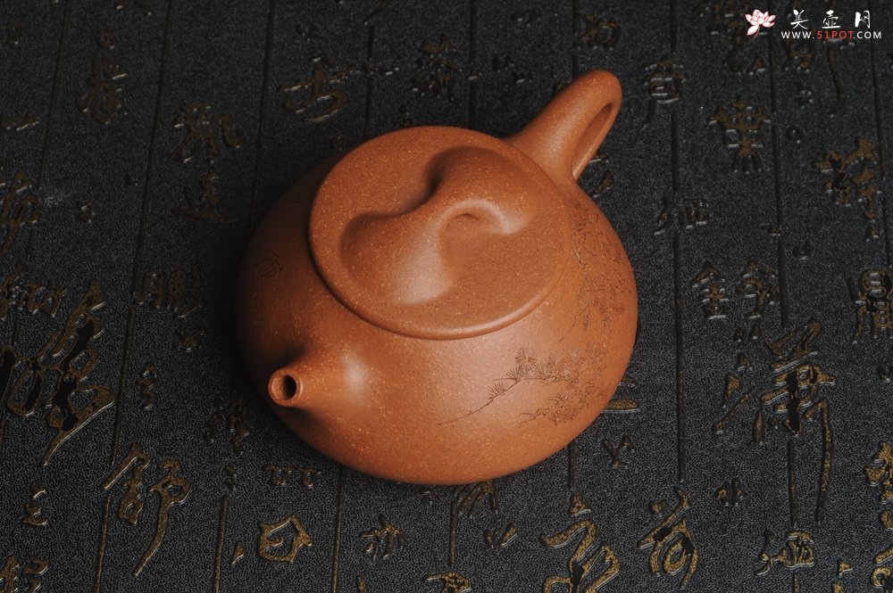 紫砂壶图片：潜力股周小培全手工演绎精品五彩段泥景舟石瓢 清茗堂助工文气装饰君子不老松 延年益寿 - 美壶网